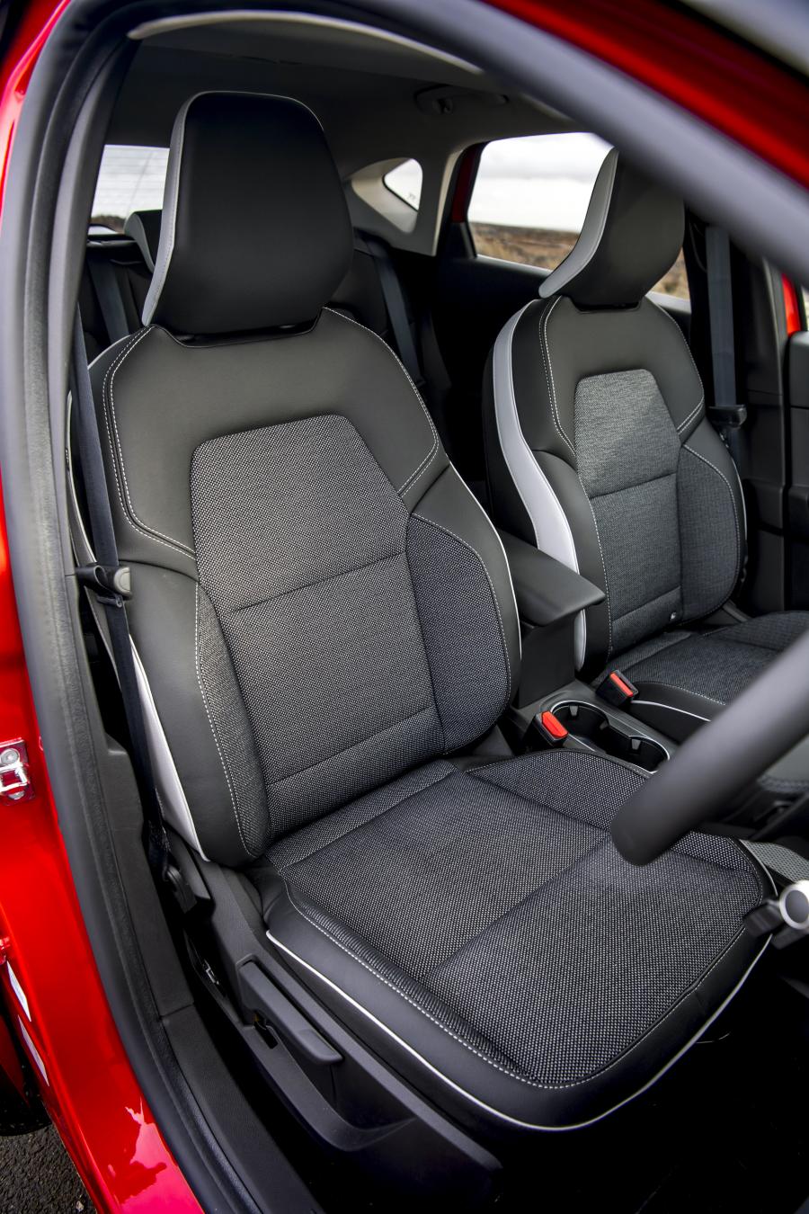 Интерьер Renault Captur S-Edition 2019 года  (UK) (фото 40 из 40)